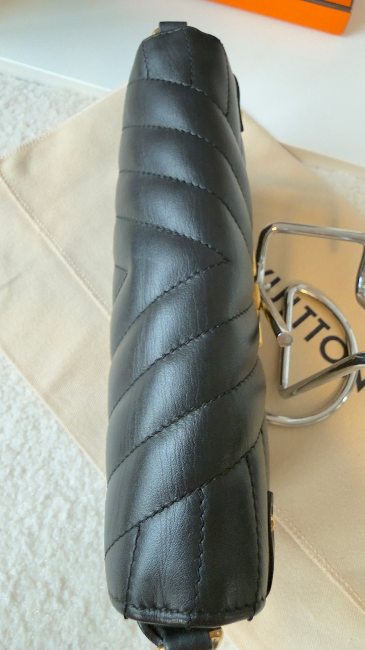 NEW WAVE CHAIN POCHETTE BLACK CALFSKIN