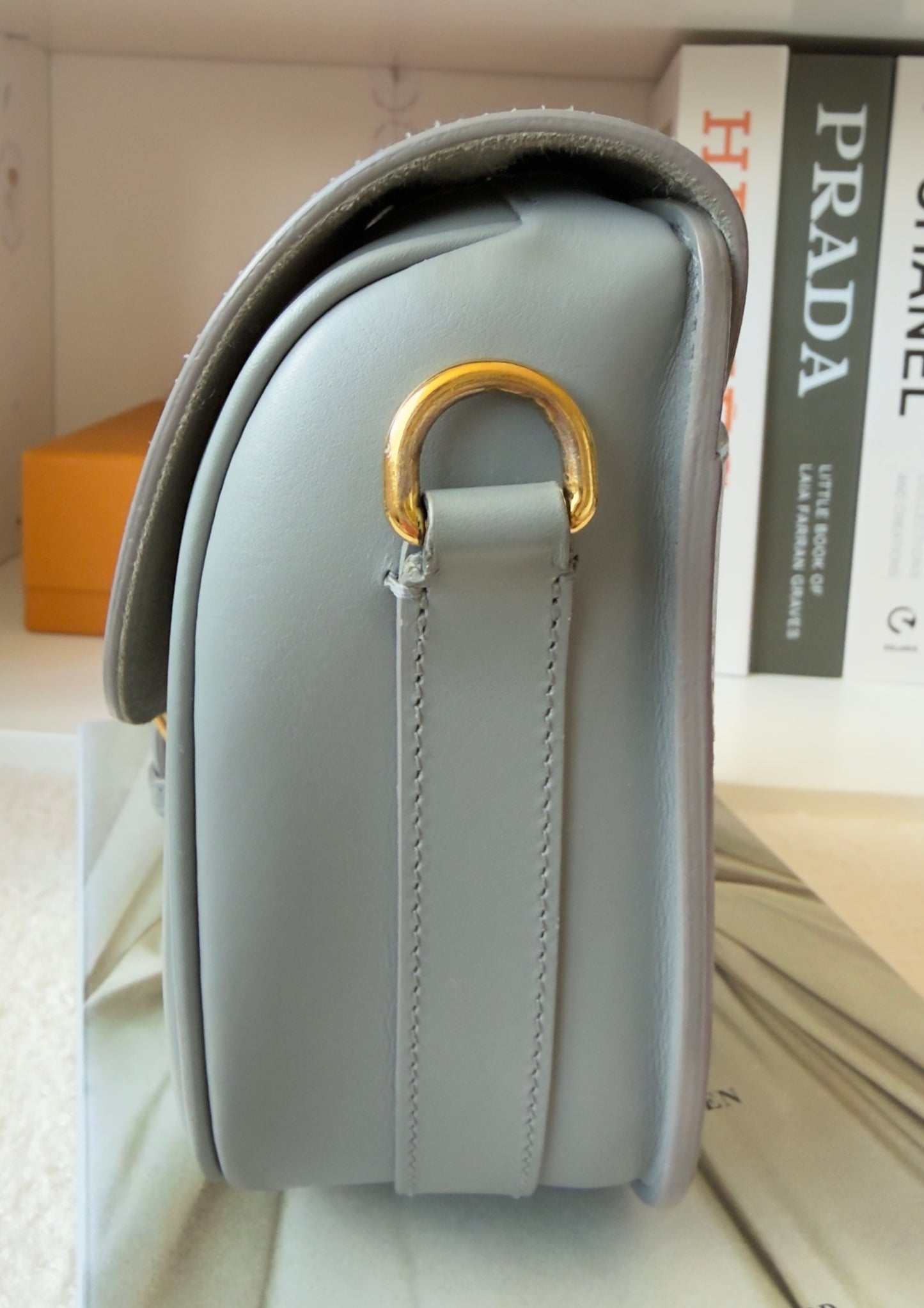 BOX MEDIUM BOBBY CALFSKIN GREY BAG