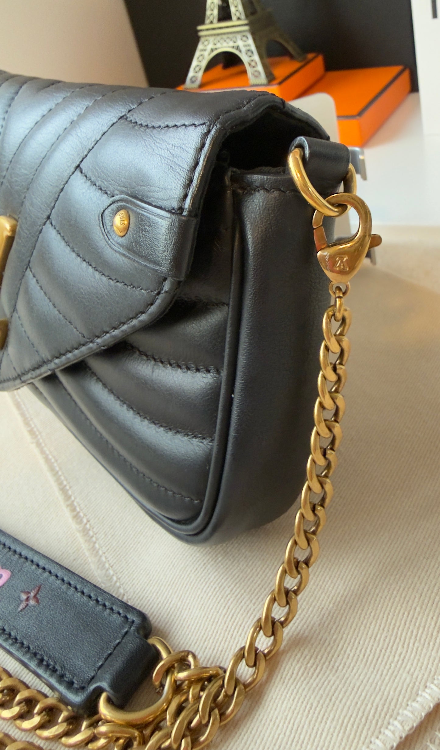 NEW WAVE CHAIN POCHETTE BLACK CALFSKIN