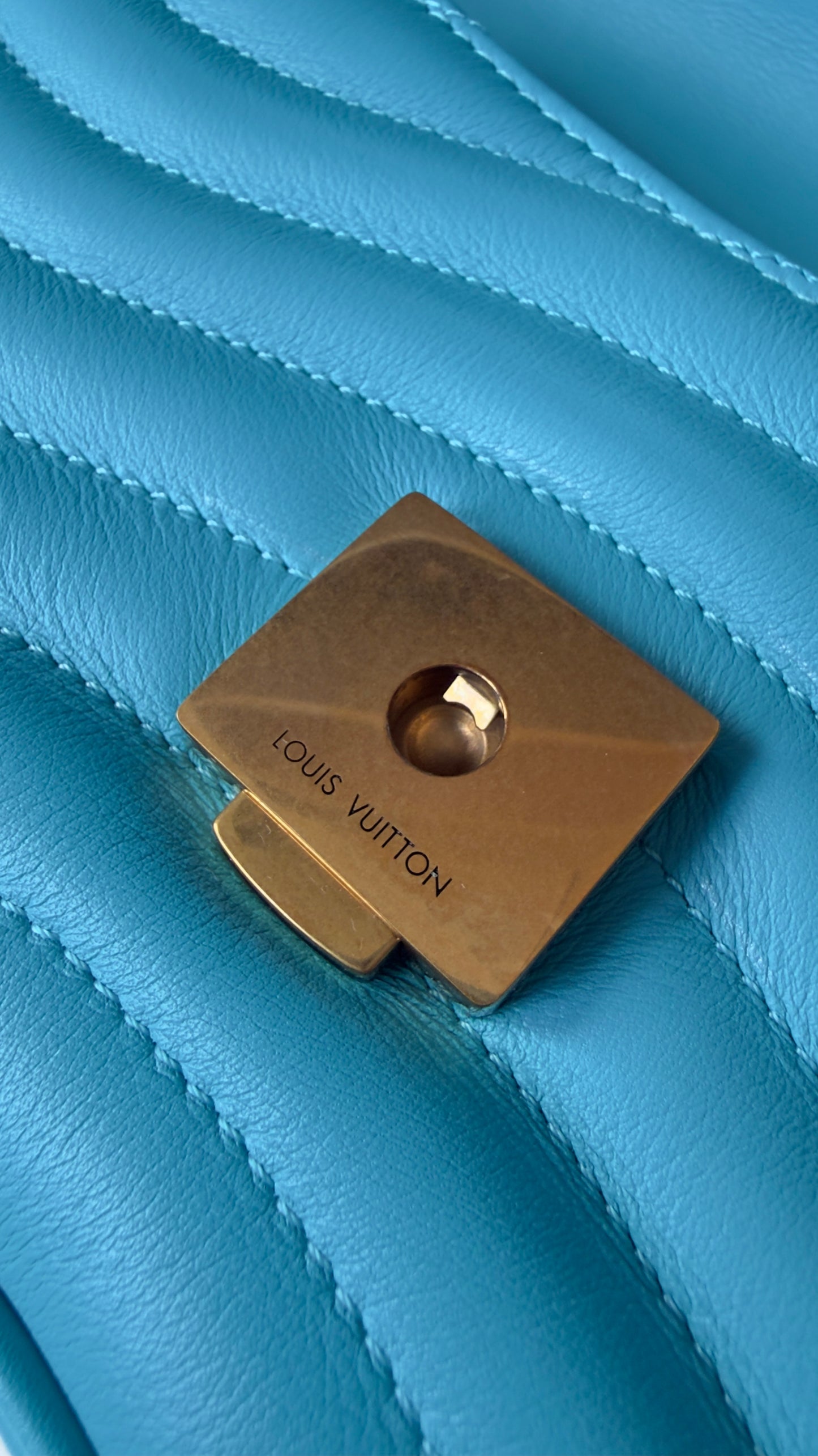 NEW WAVE Calfskin Chain MM Turquoise Blue