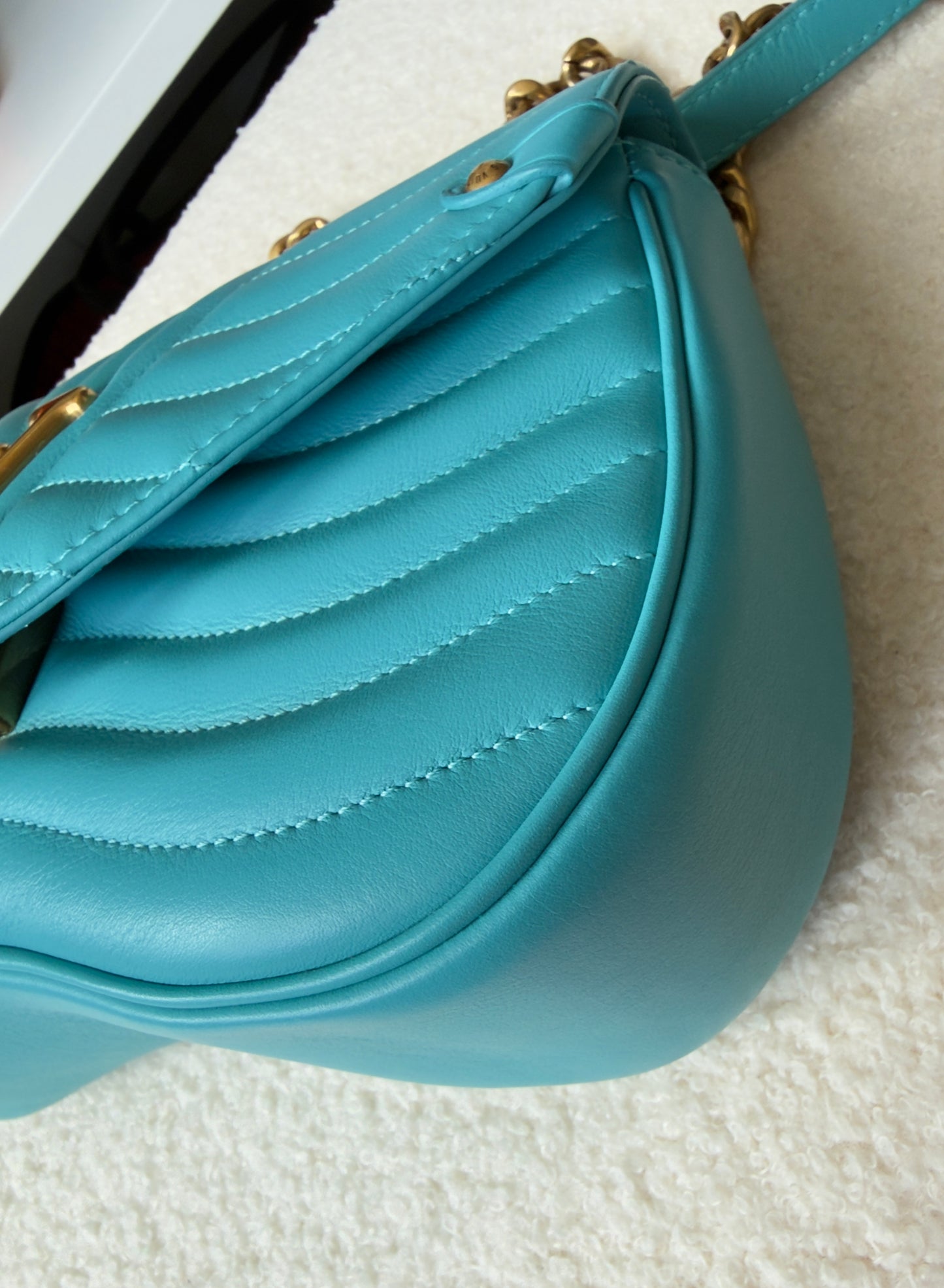 NEW WAVE Calfskin Chain MM Turquoise Blue