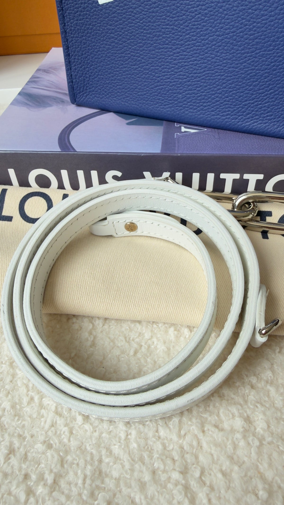 LIKE NEW LIMITED EDITION EVERYDAY SIGNATURE SAC PLAT XS BLUE