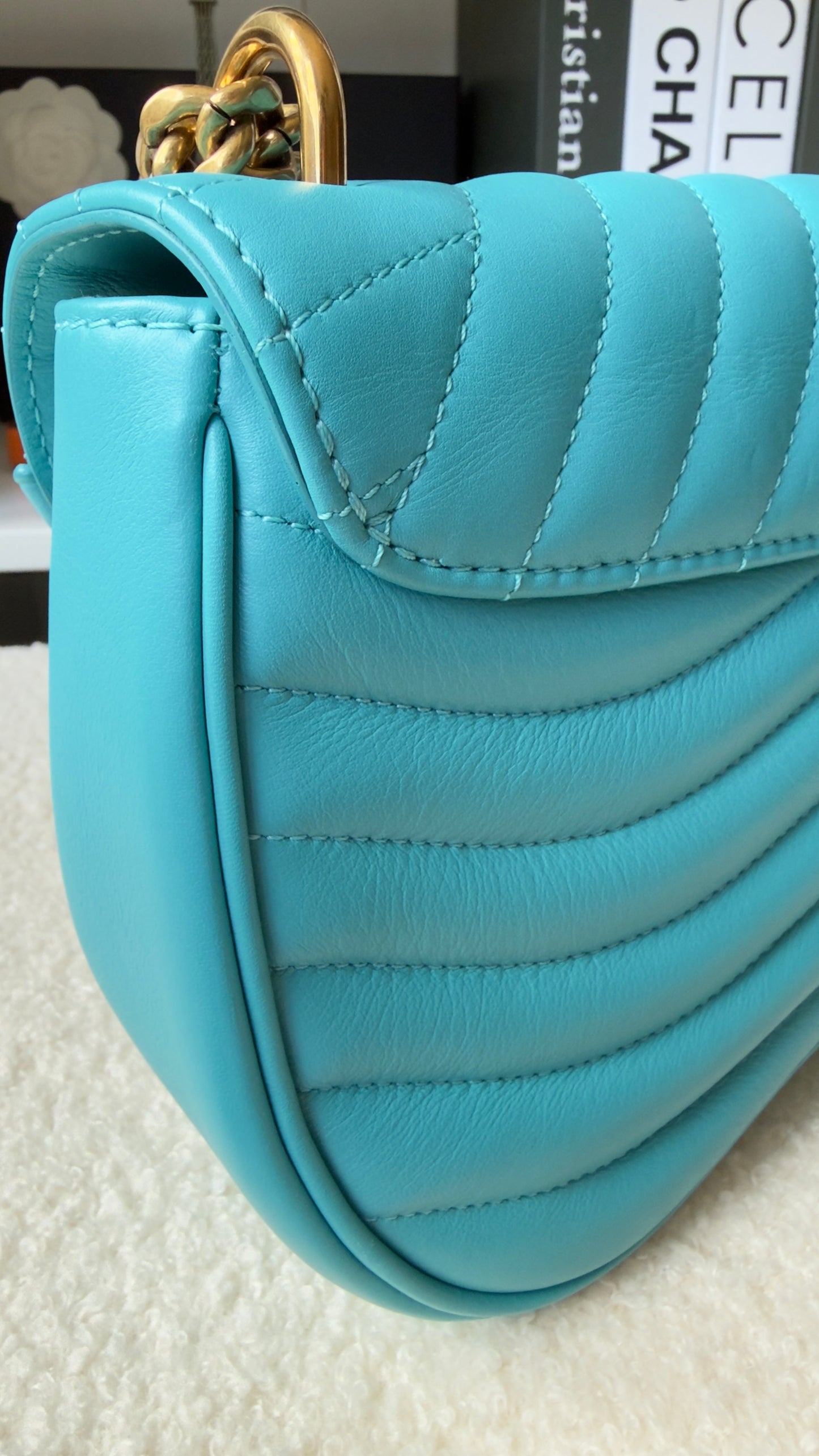 NEW WAVE Calfskin Chain MM Turquoise Blue