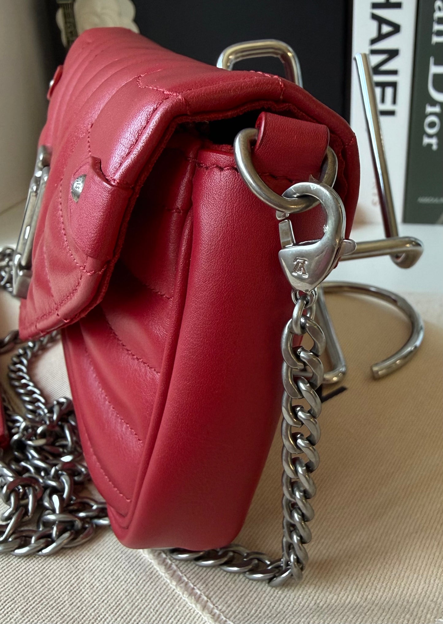 LIKE NEW NEW WAVE CHAIN POCHETTE RES CALFSKIN