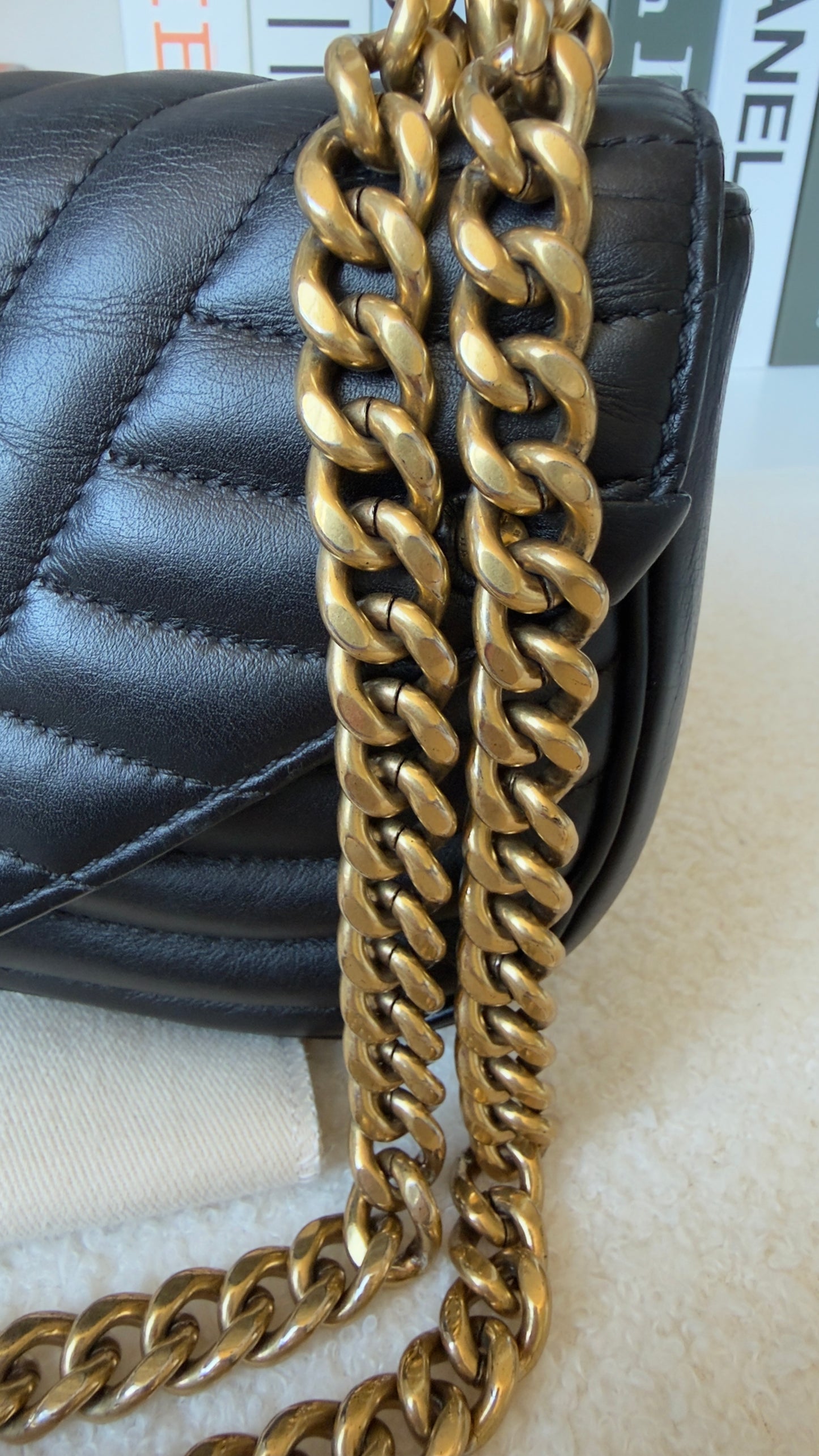 NEW WAVE Black Calfskin Chain PM