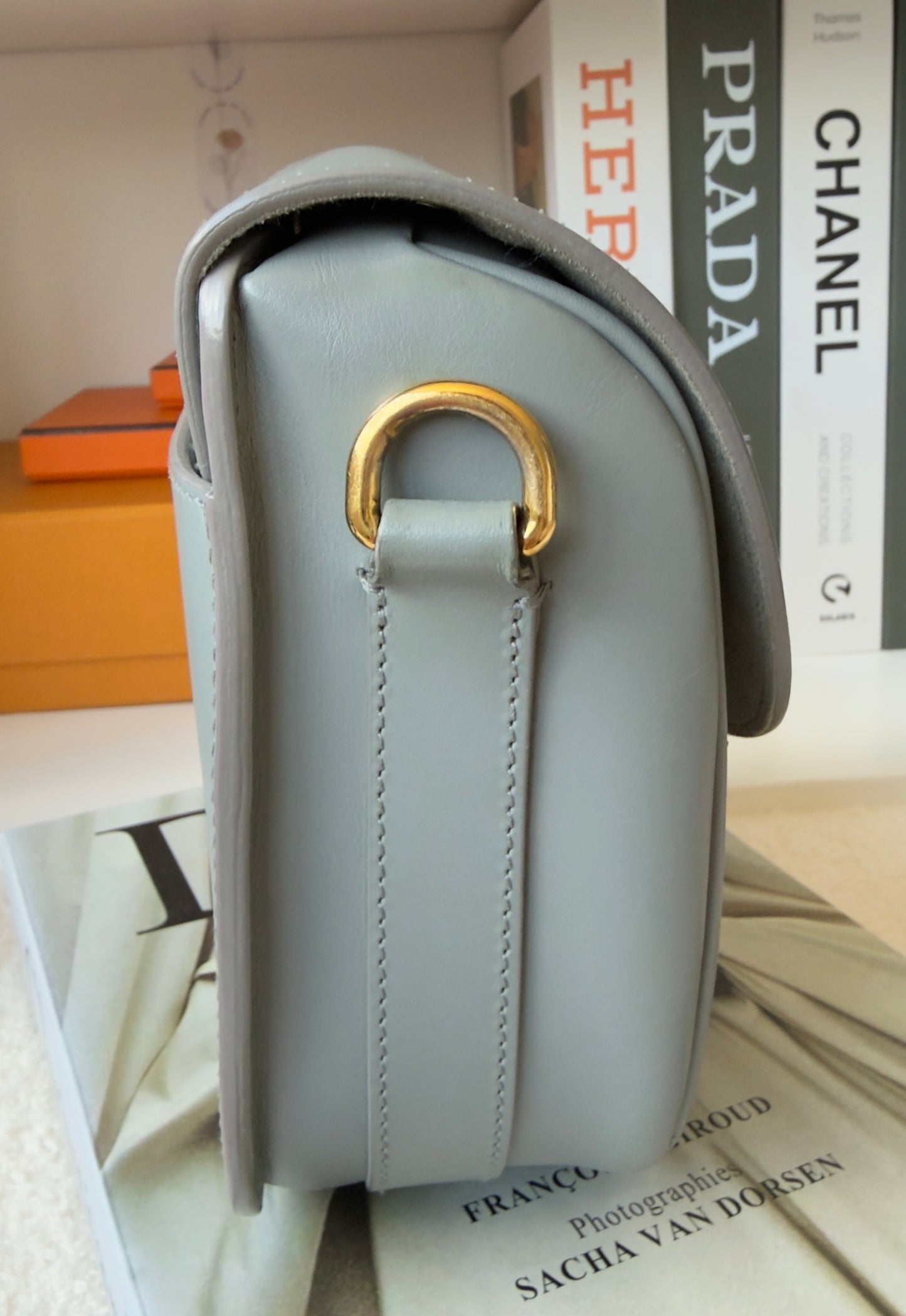 BOX MEDIUM BOBBY CALFSKIN GREY BAG