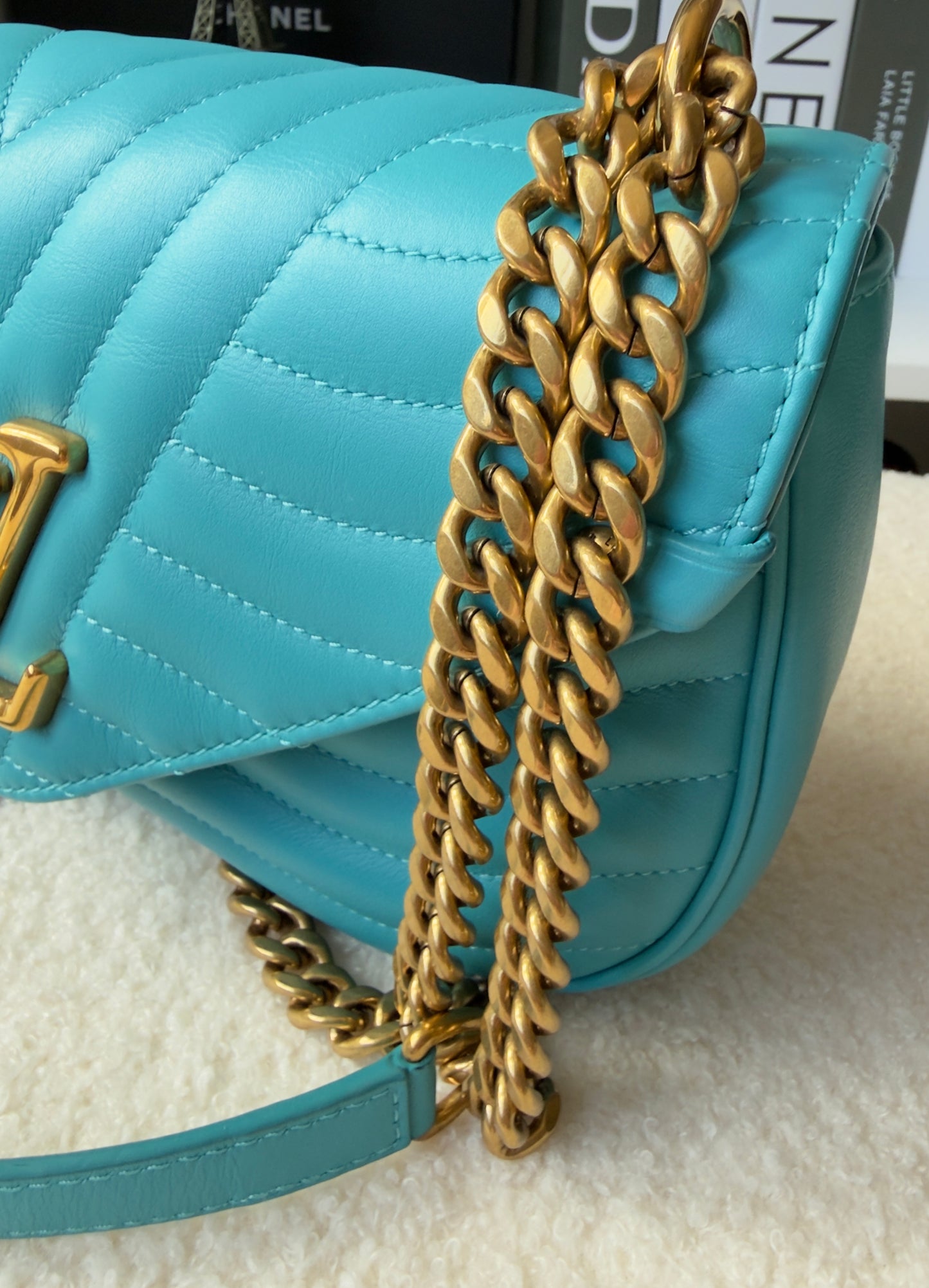 NEW WAVE Calfskin Chain MM Turquoise Blue