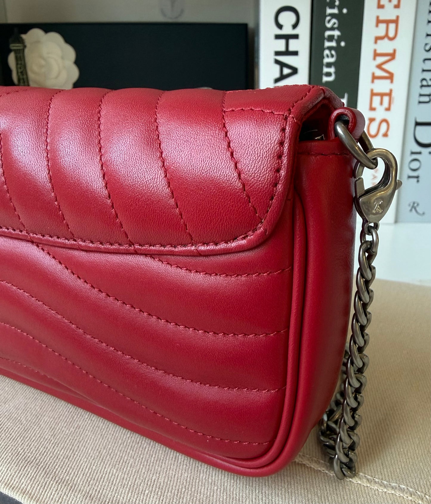 LIKE NEW NEW WAVE CHAIN POCHETTE RES CALFSKIN