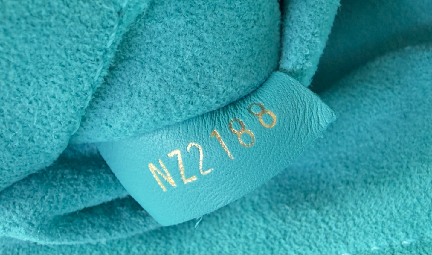 NEW WAVE Calfskin Chain MM Turquoise Blue